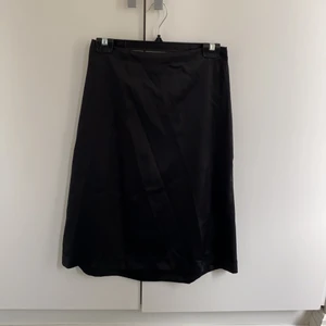 Kjol storlek S  - Längre svart kjol i storlek S. Funkar både lågmidjat och högmidjat beroende på vad man föredrar/hur lång man vill ha den. Väldigt skönt och svalt material. 