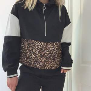 En sportig hoodie från Zara med dragkedja fram och luva bak! Till ett par kostymbyxor ser det ut som ett set, men även snygg till jeans eller över en träningsoutfit 🖤 Den har en resår i midjan som man kan dra åt hur man vill! Det är storlek xs men den är oversized 👍🏼 (ser ut som ny) pris + frakt