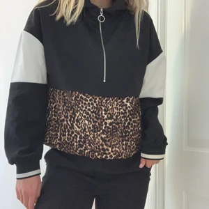 Zara zipper hoodie - En sportig hoodie från Zara med dragkedja fram och luva bak! Till ett par kostymbyxor ser det ut som ett set, men även snygg till jeans eller över en träningsoutfit 🖤 Den har en resår i midjan som man kan dra åt hur man vill! Det är storlek xs men den är oversized 👍🏼 (ser ut som ny) pris + frakt