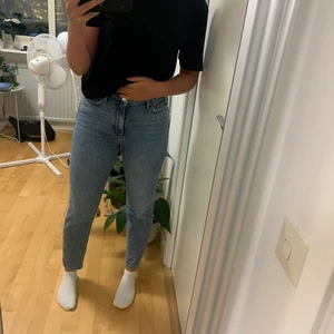 Dagny mom jeans, Gina Tricot - Jättefina blåa mom jeans som passar till nästan allt. Har inte använt de så mycket så de är fortfarande i fint form. Skriv om ni är intresserade, frakten ingår i priset 🥰🥰