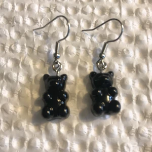 Svarta gummibjörn örhängen🖤 - Ett par gummibjörns örhängen. Ni får klubba och jelly fruit på köpet. Frakt ingår