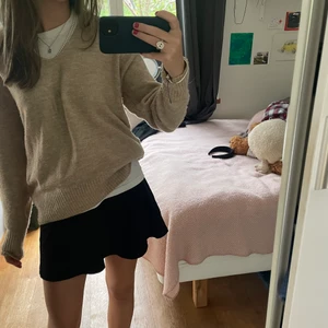 Stickad tröja - Säljer en v-ringad beige stickad tröja från hm som sällan använts. Den är i stl xs men ganska stor i storleken ❤️❤️