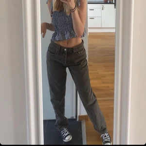 Skitsnygga jeans köpt second hand  - Ska nu sälja jeansen jag haft som favorit hela sommaren!⚡️💘🍭🌸 dessa jeans fyndade jag billigt på sellpy. Från början är dem från asos, men dem säljs ej längre. Svart/grå/bruna i en härlig urtvättad färg. Dem sitter lågmidjat på mig, o går absolut ner till fötterna på mig som är 170! Passar bra till alla plagg, o snygga till vintern med olika hoodies, koftor eller jackor👌🏼👌🏼👌🏼 