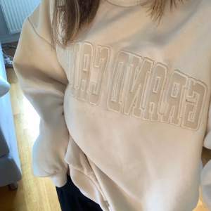 Fin sweatshirt från Gina tricot. Aldrig använt,               ny priset:299kr  