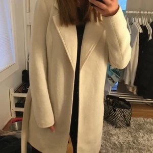 Vero moda - Sjukt snygg kappa i beige färg. I storlek xs
