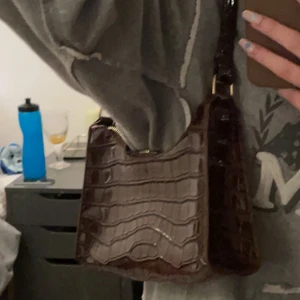 Brun väska  - Jätte fin brun orm mönstrad väska. 