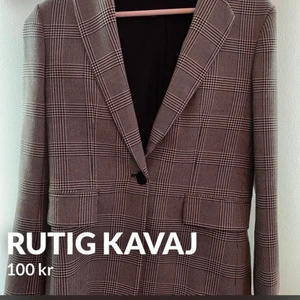 Rutig kavaj - Rutig kavaj från zara. Storlek 38 för en oversized fit. Använd tre gånger! Köparen står för frakt.