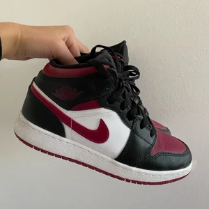Nike Jordan 1 - Säljer mina Jordan 1 mids då dem tyvärr inte kommer till användning. Använda men i gott skick! Köparen står för frakten