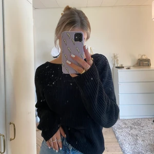 svart stickad tröja - underbar svart stickad tröja med öppen rygg som går att använd till aaaallt!! Går även super att ha bh under även om ryggen är öppen då det bara är att dra ner bandet lite🤩 Frakten ingår i priset