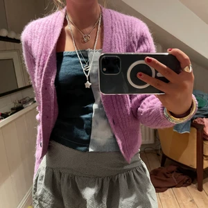 Stickad lila tröja - Säljer denna svinsnygga stickade tröja från & other stories! Sparsamt använd och så himla skön!! Väldigt varm då den är av alpacka-ull så passar perfekt nu till hösten/vintern! Kan mötas upp i Stockholm eller frakta!!❤️‍🔥💖