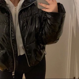Lack Jacka Bershka - Säljer denna slutsålda, supersnygga och sköna jacka i lack från Bershka. Använd 2 gånger förra året, säljer p.g.a att det inte är min stil längre. Passar perfekt till höst/vinter! Storlek S men passar både större och mindre. Orginalpris:540kr 🌟