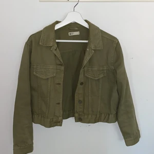 grön jeansjacka  - Grön jeansjacka från ginatricot. Säljs för att den inte används längre!😊👍🏼