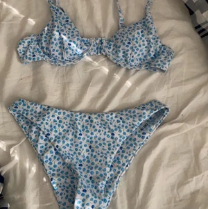 Bikini SHEIN  - Köpte den men bh var för liten så har testat den å sedan tvättat så  knappt använd den är i storlek S på båda delarna /betalningen går via Swish 