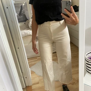 Vita vida jeans från Zara - Säljer dessa fina vida jeansen från Zara i stl 38. Jag säljer dom eftersom de är lite för korta för mig då jag är 178. Men sitter hur fint som helst runt låren och rumpan och faller fint ner mot fötterna🤍⭐️