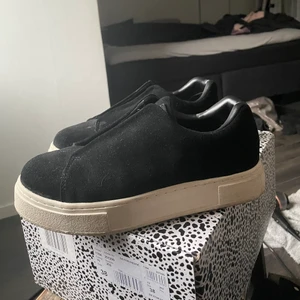 Eytys svarta  - Säljar mina svarta eytys i storlek 38 som är använda 2/3 gånger därav bra skick. Vill se vad jag kan få för dem, köpte dem i våras, säljer ENDAST vid ett bra bud!❤️