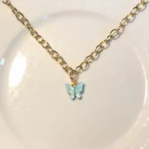 Nyhet! Här får ni se en fin nyhet som heter ” Butterfly necklace”. Hon kan man ha till mycket och väldigt fin med många halsband tillsammans. Man kan köpa halsbandet med en ljusrosa berlock eller en ljusblå berlock. Ni får också bestämma vilken längd på kedjan ni vill ha.40kr! Hoppas att ni vill köpa🥰❤️