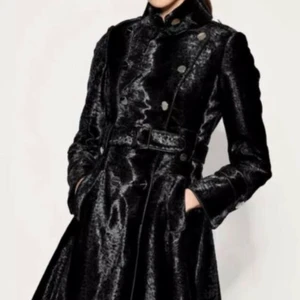 Karen Millen kappa pälsjacka  - Karen Millen kappa / jacka i fuskpäls. Storlek EU 38 / US small. Längre i modellen med knappar och bälte. Varsamt använd. 