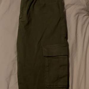 Jätte fina militärgröna jeans i från Bikbok pågrund av köpte fel storlek😔Så aldrig användt,Möts upp och tar endast emot swshi men ha du ej gå de bra med kontanter👍🏻