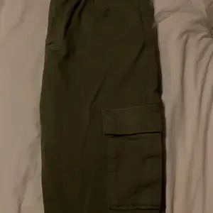 Jätte fina militärgröna jeans i från Bikbok pågrund av köpte fel storlek😔Så aldrig användt,Möts upp och tar endast emot swshi men ha du ej gå de bra med kontanter👍🏻