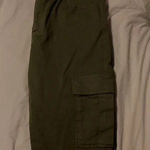 Militärgröna jeans - Jätte fina militärgröna jeans i från Bikbok pågrund av köpte fel storlek😔Så aldrig användt,Möts upp och tar endast emot swshi men ha du ej gå de bra med kontanter👍🏻