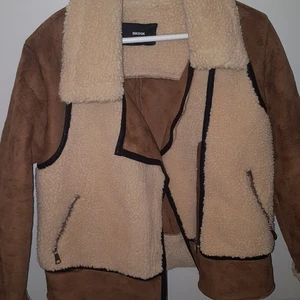 Mocka/ teddyjacka  - Brun/beige jacka från Bik Bok i strl M. Nyskick.