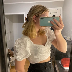 Vit topp - Vit croppad topp med ballongarmar och resår rygg. 🌟