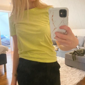 T-shirt - Snygg neon grön tisha, otroligt skönt material 💚💛