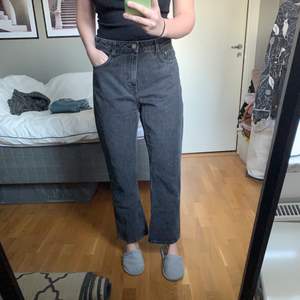 Svart/gråa jeans ifrån Weekday! Storlek 31/28. Knappt använda. Säljer pga att de är llte för stora och llte för korta för min smak.