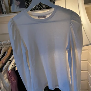 Vit stickad tröja med puffärm  - Säljer en oanvänd stickad tröja med puffärmar i storlek L men passar S-L 