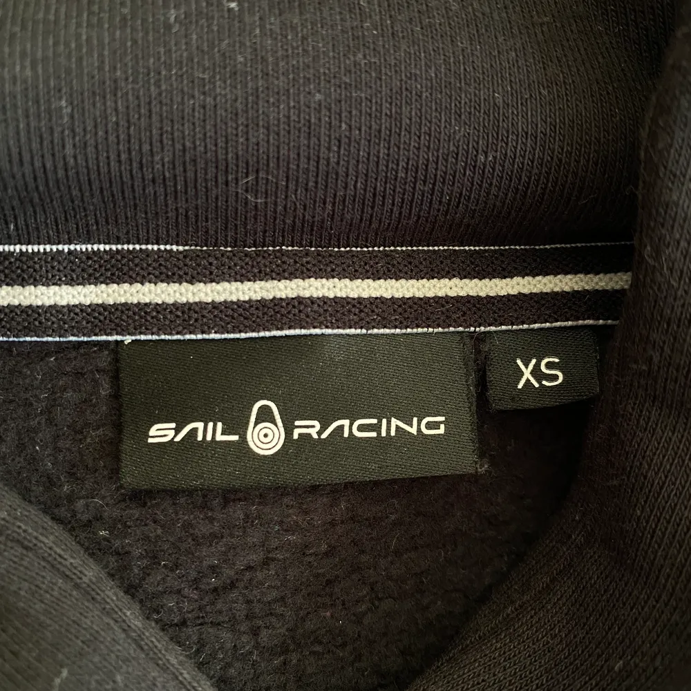 Sail Racing hoodie köpt på NK. Herr storlek XS. Använd ett par gånger men inga fel eller så. Denna hoodie säljs inte längre men nypris var 1100kr. Skicka pm om ni har frågor eller något :). Hoodies.