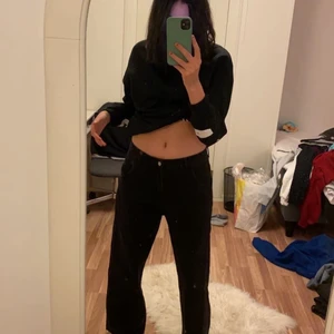 svarta lågmidjade jeans - svarta lågmidjade jeans💕 vet inte vart de är från då jag köpte dom secondhand. De ser fina och nya ut!