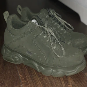 Buffalos gröna nyskick - Skorna är i storlek 40, är bara använda inne, man blir 4 längre vilket jag inte gillade med dom eftersom jag redan är rätt så lång, dom blev aldrig användbara.