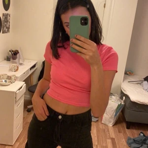 rosa T-shirt  - rosa t-shirt från gina tricot? använd 1 gång och säljer pågrund av att den inte används