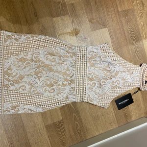 Klänning - En oanvänd väldigt fin klänning från pretty little thing, i storlek 34 . Finns i gbg