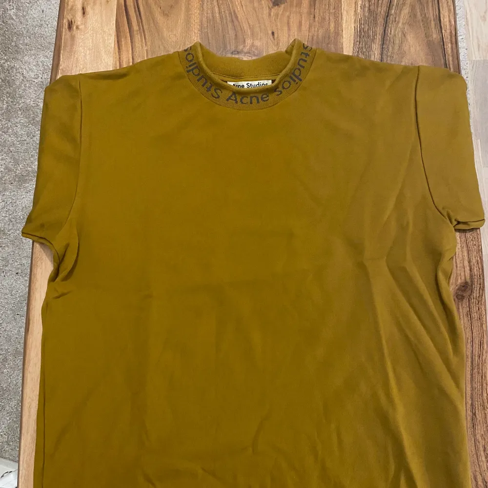 Hej! Säljer denna snygga Acne Studios t-shirt. Storleken är medium och den sitter lite oversized. Den är använd och i bra skick.. T-shirts.