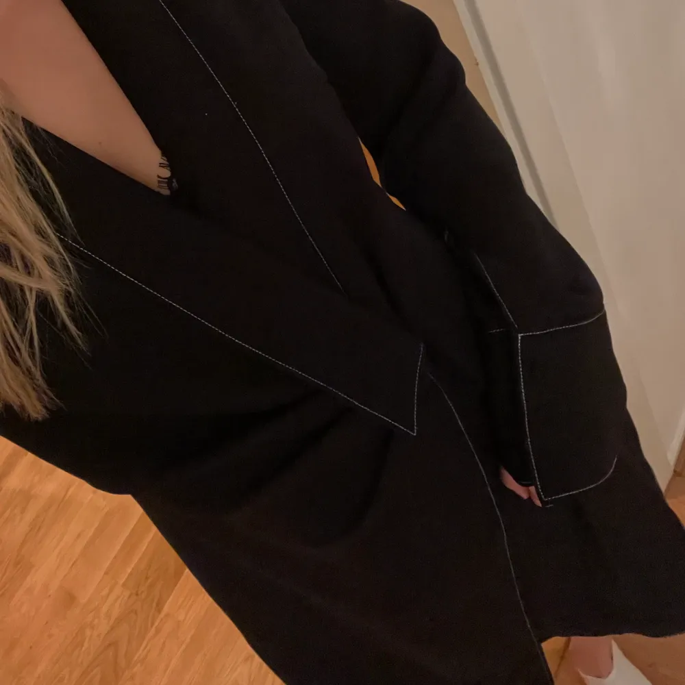 NA- KD x Hanna Friberg ! Svart blazer dress med vita sömm- detaljer! Storlek 36, går även att bära öppen som kavaj och med byxor- också skitsnyggt! Detaljerna på magen framhäver midjan mycket snyggt! Längd: ner till knäna. Kavaj är använd men inte så pass mycket som den förtjänar :) . Klänningar.