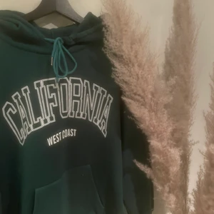 Mysig grön hoodie  - Stor fluffig mörk grön hoodie. 