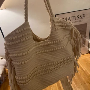 Rymlig väska från hm  - Säljer denna fina beiga väska från hm. Rymmer mycket så perfekt till skola eller jobb.😊