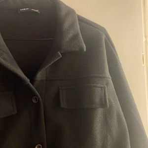 Jacka/kappa från shein - Säljer en tunnare svart jacka från shein i strl M😊