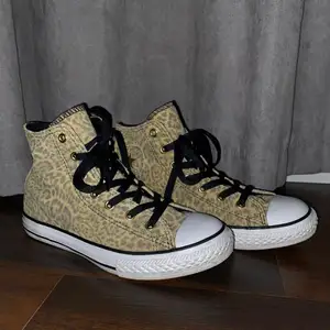 Säljer dessa sjukt coola Converse skor med leopard mönster! Anledningen till att jag säljer är pga att dom är för små🙁 Precis som nya då de bara är använda ca 1 gång! Nypris: 700kr