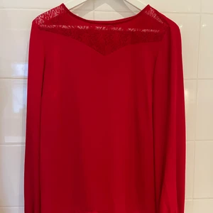Blus från vero Moda  - Storlek 36. Säljer för att jag har vuxit ur den. Använd Max 4 gånger. Original pris ca 400kr