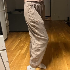 Adidas byxor, oanvänt, stl 36 (S)  - Oanvända byxor från adidas i stl 36 (S) knappt använda