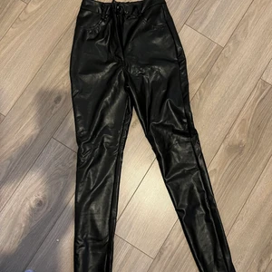 Byxor  - Läder byxor storlek xs