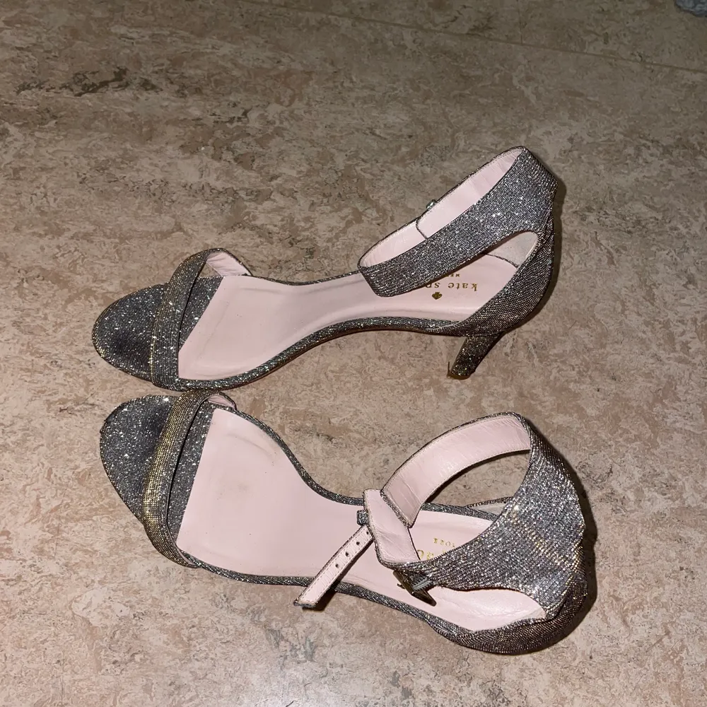 Super awesome heels and great for formal events or parties. They were a size too big for me so I wore them a couple times then gave up on them but hopefully someone has bigger feet then me 😂. Skor.