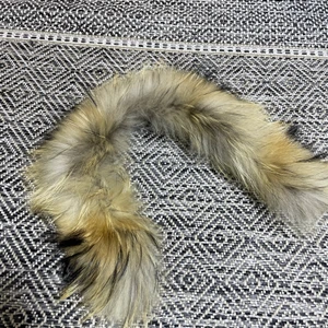 Äkta pälskrage  - Säljer min äkta pälskrage, den är från en Parajumper jacka.  Pälskragern är oanvänd. 