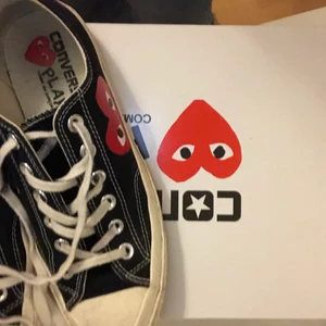Converse play  - Ett par ”Converse play COMME ses GRAÇONS” som tyvärr är alldeles förstora dom är använda så lite smutsiga men kan försöka tvätta dom innan jag postar <3🌟 original pris är 1754kr men ni får buda från utgångspris 450kr (buda i kmt om tiden gått ut på budgivningen)