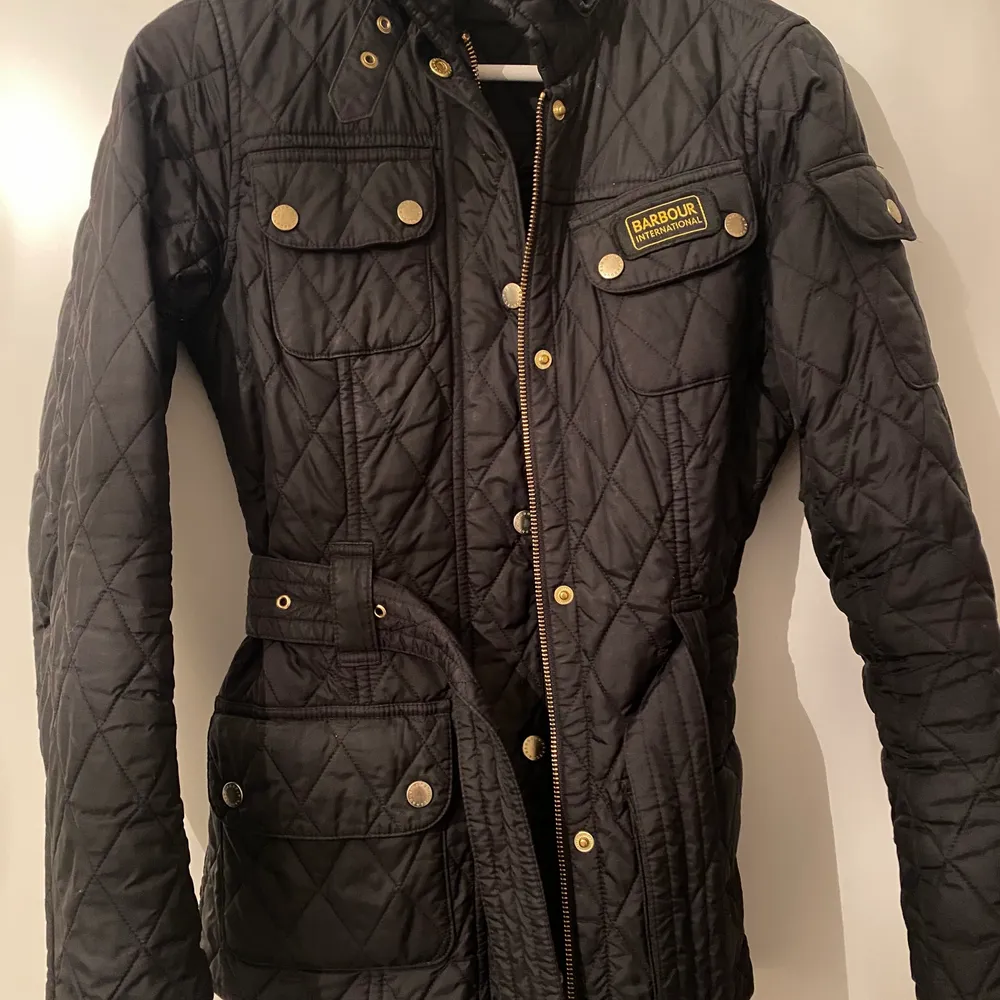 Barbour jacka, använd några få gånger som ny. Storlek 34. Nypris 2500kr. Jackor.