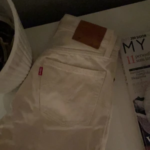 Beiga Jeans  - Säljer dessa beiga jeansen i super bra skick kontakta för fler frågor eller bilder❤️❤️