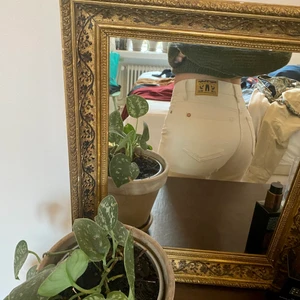 Kings Of Indigo Jeans - Superfina, sköna o stretchiga jeans från Kings Of Indigo inköpta på Granpa🥰 strl 26x30. Köpta för runt 1100kr och endast använda en handfull gånger förra sommaren. 