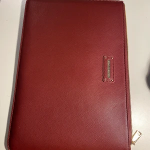 Laptopfodral 13” Ideal Of Sweden - Färgen är vinröd. Endast använd 2 tillfällen då jag bytt dator, så i nyskick!